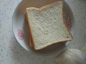 取三片吐司备用