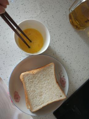 两个鸡蛋，放碗里面打散