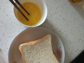 两个鸡蛋，放碗里面打散