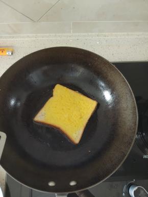 锅内放油烧热，全程小火，吐司在蛋液里面两面都沾上蛋液放入锅内