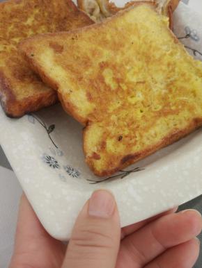 两面煎至微黄有鸡蛋的香味飘出就可以出锅