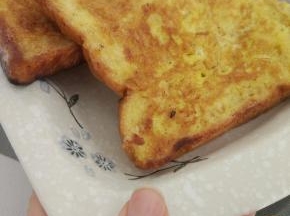 两面煎至微黄有鸡蛋的香味飘出就可以出锅