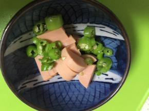 准备香肠、杭椒，切成丁