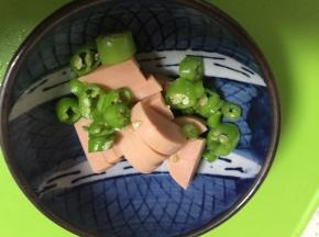 准备香肠、杭椒，切成丁