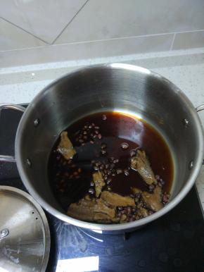 洗净的当归红糖清水放入锅内大火烧开转小火