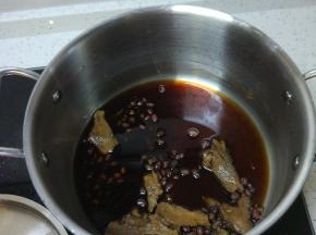 洗净的当归红糖清水放入锅内大火烧开转小火