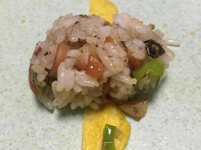 拿出炒好的饭，捏成长条团子，用蛋饼条卷好