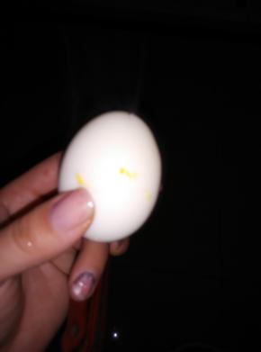 煮熟的鸡蛋去壳，用刀子在鸡蛋的表面扎几个小口