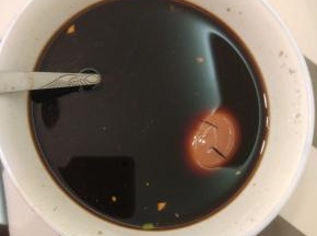 煮好的鸡蛋放入当归汤汁中，小火煮三十分钟左右，关火出锅，如图