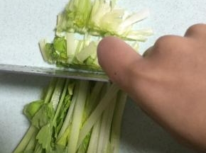 准备芹菜，洗干净，切段