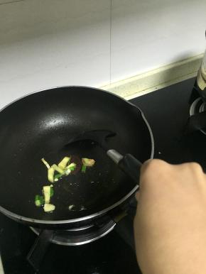 锅里倒入橄榄油，加热，放入葱姜蒜爆香