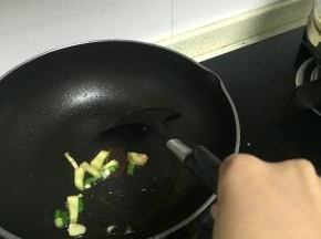 锅里倒入橄榄油，加热，放入葱姜蒜爆香