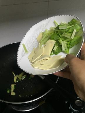 加入厚千张翻炒2-3分钟