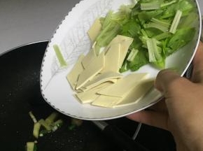 加入厚千张翻炒2-3分钟