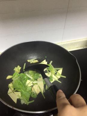 加入芹菜段爆炒2-3分钟