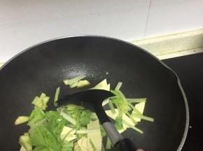 加入芹菜段爆炒2-3分钟