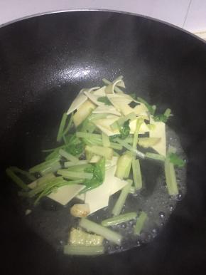 加入少量的水，待芹菜变软后，加入料酒和少许盐，翻炒1-2分钟