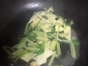 加入少量的水，待芹菜变软后，加入料酒和少许盐，翻炒1-2分钟