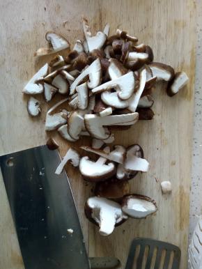 香菇清洗干净，切片