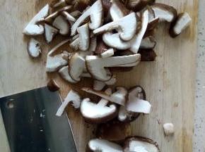 香菇清洗干净，切片