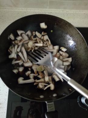锅内放油爆香葱姜蒜，加入香菇放入适量的耗油进行翻炒