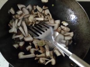 锅内放油爆香葱姜蒜，加入香菇放入适量的耗油进行翻炒