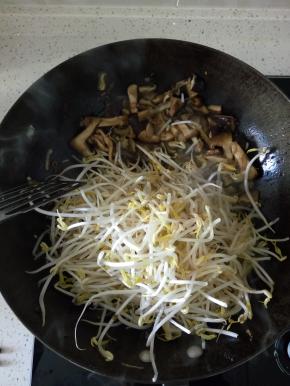 香菇变软之后加入控干水分的豆芽