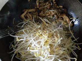 香菇变软之后加入控干水分的豆芽