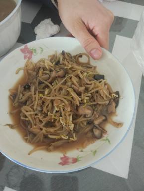 翻炒两分钟，带豆芽炒熟，关火出锅