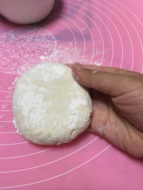 将面粉和好，醒面20分钟