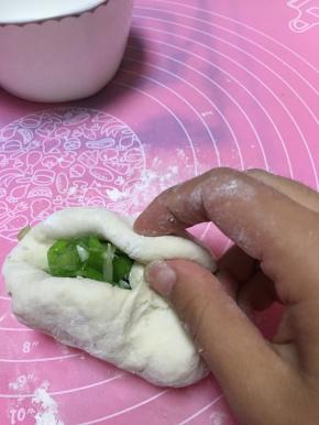 将大葱切末，将面团略微擀开，放入香葱，包好