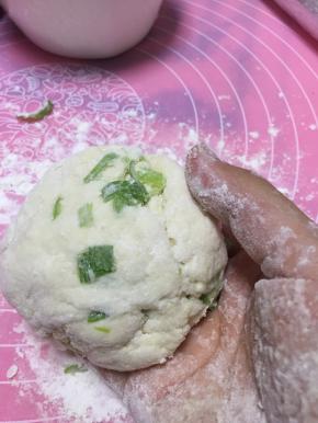 将包好面团略微揉匀