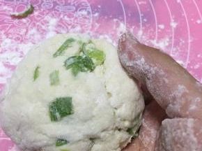 将包好面团略微揉匀