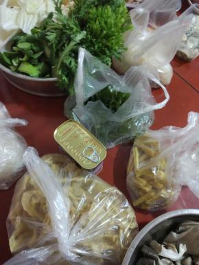 豆制品，木耳需要粉条类，需要泡发的提前,洗净泡水里