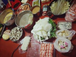 青菜类清洗干净，肥牛肥羊吃的时候再从冰箱拿出来，锅内放买回来的火锅底料，加入热水烧开