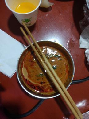 放入韭菜酱适量，花生酱适量，芝麻酱适量，搅匀，中间加入适量的热水，辣椒酱不用放进去，吃的时候根据口味再加入