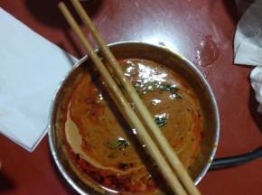 放入韭菜酱适量，花生酱适量，芝麻酱适量，搅匀，中间加入适量的热水，辣椒酱不用放进去，吃的时候根据口味再加入