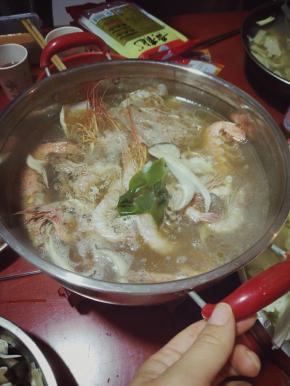 锅内烧开之后就可以开心的涮起来啦