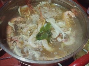 锅内烧开之后就可以开心的涮起来啦