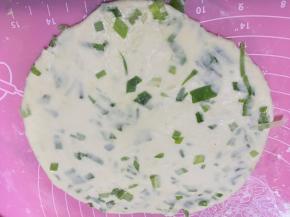 擀面，将面团擀开。