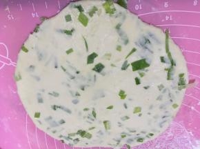 擀面，将面团擀开。