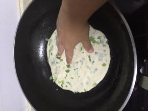 锅里加少许油，烧热，将面饼放入锅中