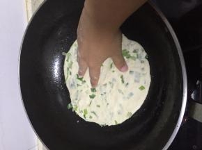 锅里加少许油，烧热，将面饼放入锅中