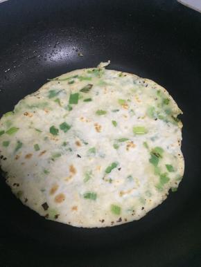 正反面，煎熟，面皮表面略焦着色，内部由于油的存在自行分层，香葱味道浓香，此刻即可出锅