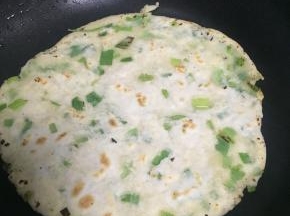 正反面，煎熟，面皮表面略焦着色，内部由于油的存在自行分层，香葱味道浓香，此刻即可出锅