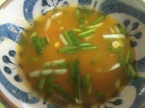 香葱切段，加入蛋液