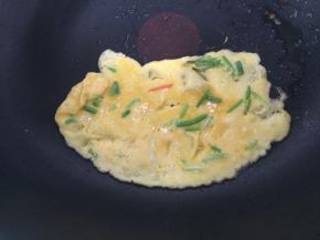 锅里放入少许油，烧热以后，蛋液倒入锅中