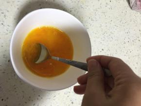 鸡蛋2个，打碎，加入少许盐调味