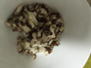 洗好香菇，切成细末