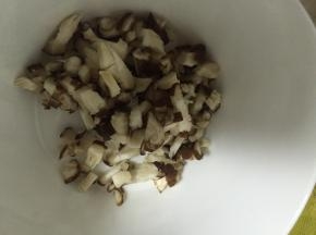 洗好香菇，切成细末
